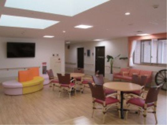 カラフルな共有ラウンジ