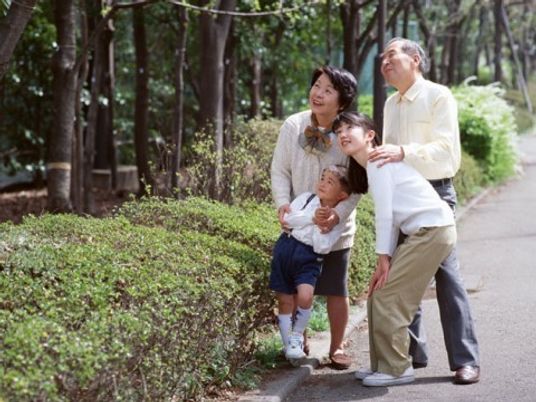笑顔の家族と緑豊かな中庭