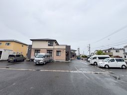駐車スペースと建物の外観