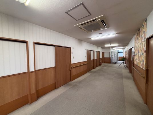 落ち着いた雰囲気の廊下