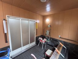 手すりがある浴室