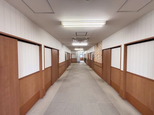 戸が並ぶ明るい廊下