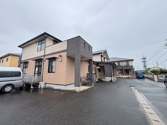 広々とした施設の外観