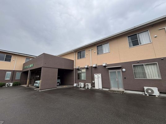 車両が停まる正面玄関