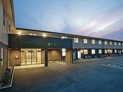 夕暮れ時の施設外観
