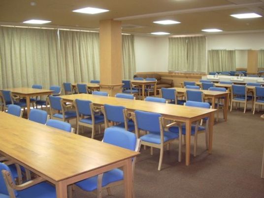 明るく広い食堂