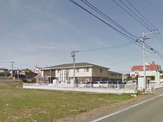 明るい施設の外観