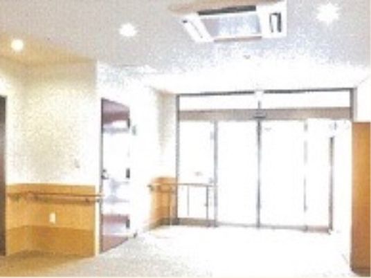 明るい居室の入口