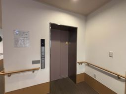 廊下のエレベーター