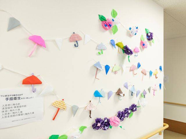 壁に飾られた手作り装飾