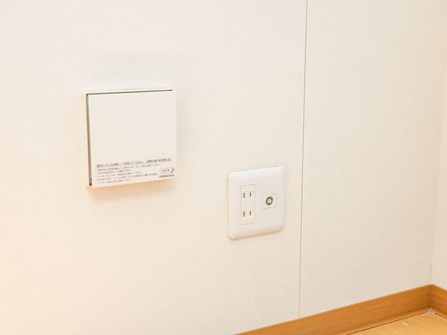白壁とスイッチの居室