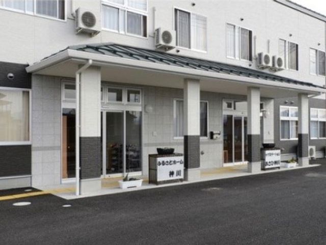 清潔感のある施設外観 玄関 白と黒のコントラストが印象的な建物の入り口です。整備されたアプローチから、働く環境の良さが伺えます。