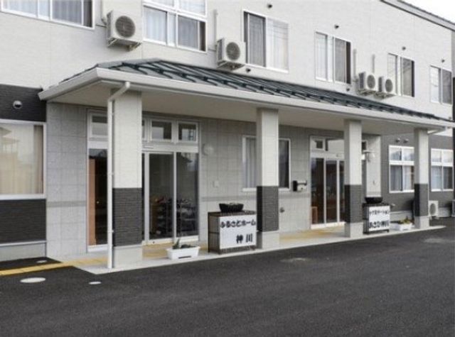 清潔感のある施設外観 玄関 白と黒のコントラストが印象的な建物の入り口です。整備されたアプローチから、働く環境の良さが伺えます。