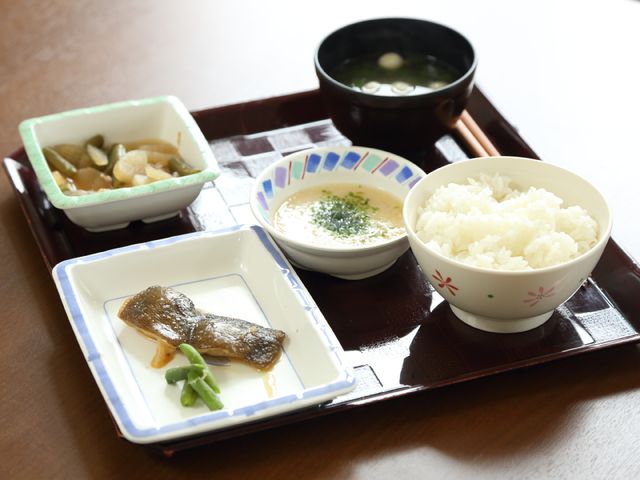 和風の栄養バランス食事 食事 栄養バランスを考えた和食をご提供しており、ご自宅にいるかのような食事をお楽しみいただけます。