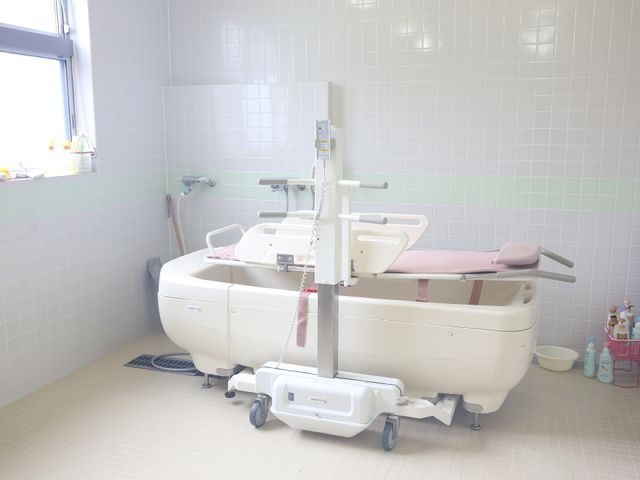 清潔な浴室 機械浴室 光が差し込む明るい浴室で、安全に配慮された設備が整っています。ご高齢者の快適な入浴を支援する機能的な空間です。