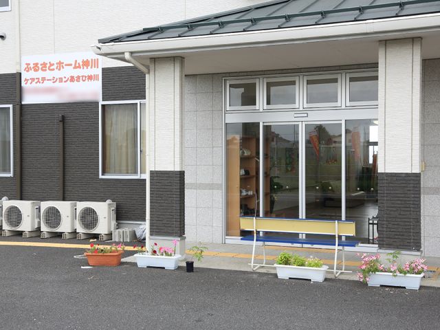 エントランスの外観 外観 お花が迎える安らぎのエントランス。車椅子でも安心して通れるスロープが設けられています。