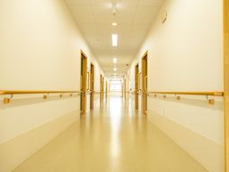 広々とした明るい廊下