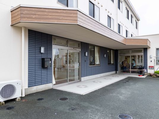 エントランスの明るい風景