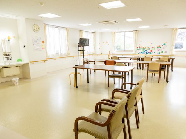 居心地のよい多目的室 共有スペース ゆったりとした広々とした多目的室です。窓から自然光が差し込み、居心地の良い空間を作り出しています。