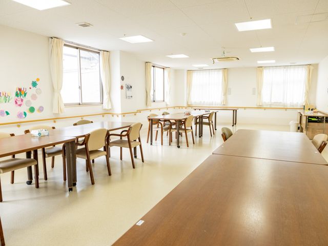 共有エリアのダイニングルーム ダイニングルーム 明るく開放的なダイニングルームです。ここでは、いくつかのテーブルが配置され、共に食事や会話を楽しむ場となっています。