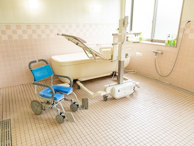 ゆとりのある浴室空間 浴室 ゆったりとした造りの浴室です。リフトやシャワー設備が整っており、安心してご利用いただけます。