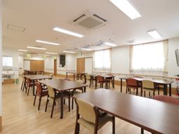 広々とした明るい食堂