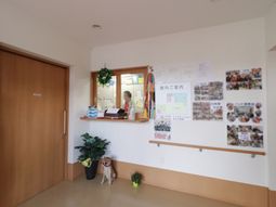 明るい受付と案内板