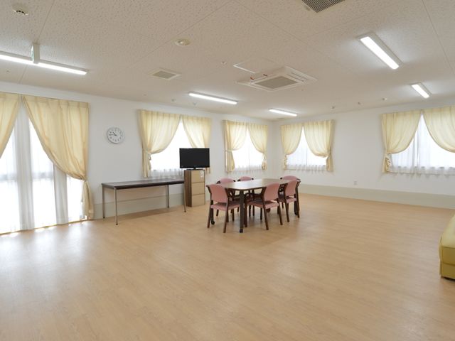 広々とした明るい多目的室 大広場 ゆったりと使える広いスペースの多目的室です。共有することで、様々な活動や交流が生まれます。