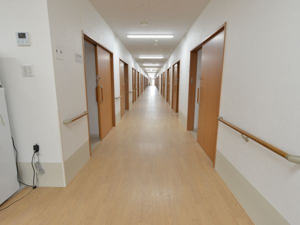 明るい廊下の風景