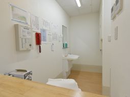 清潔感のある廊下の一角