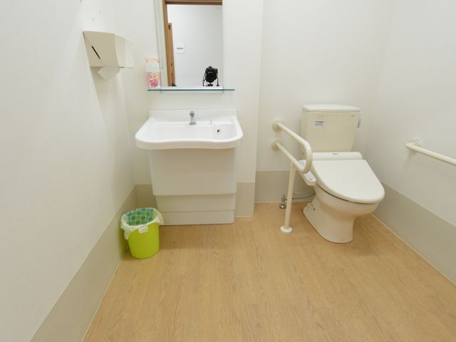 バリアフリートイレ トイレ 手すり付きで安全性を考えた設計のトイレです。広々としており、快適にお使いいただける空間を提供しています。