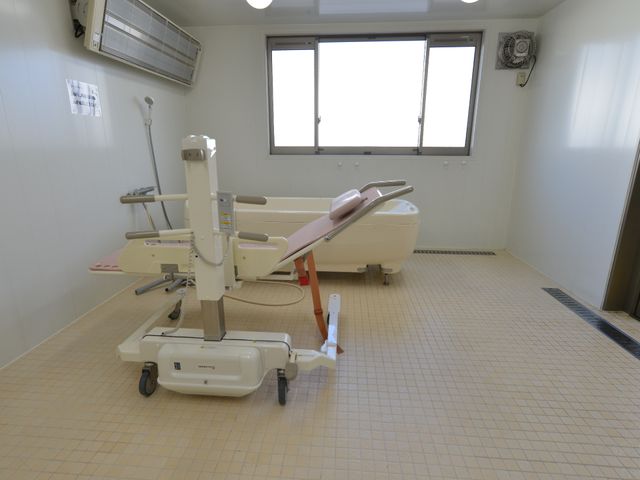機器が整った浴室 大浴場 清潔感のあふれる施設の浴室は、最新の設備を整えており、利用者の安全と快適さを考慮した造りになっています。