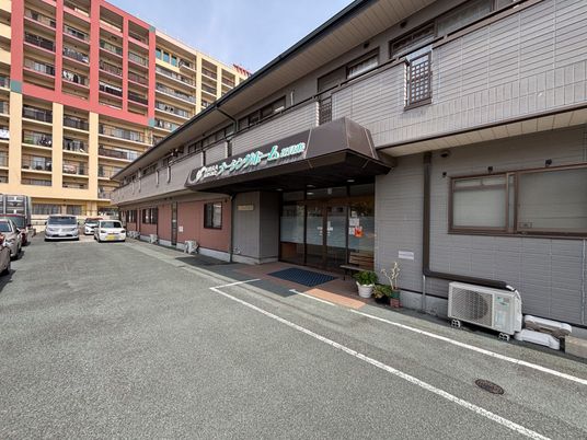 広々とした建物の玄関