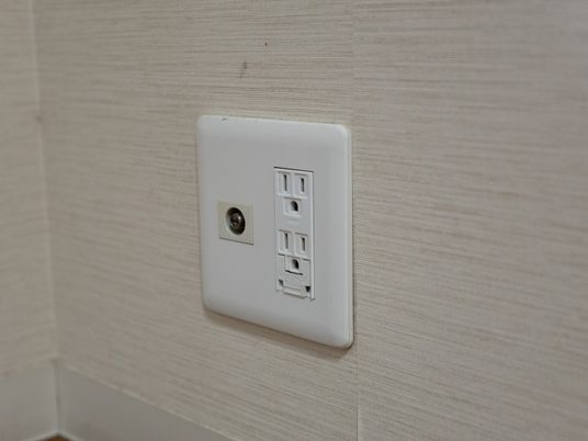 白いコンセントの壁