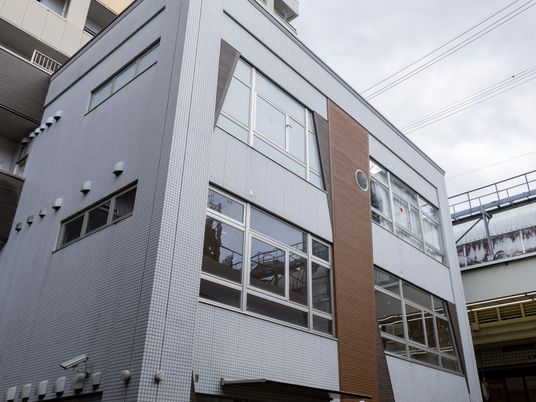 モダンな外観の建物
