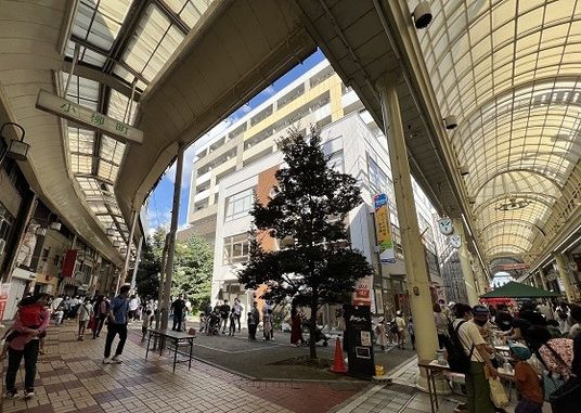 明るい外観とイベントの様子