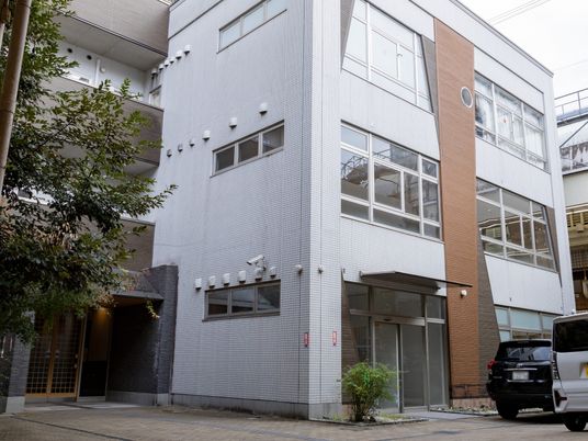 広々とした建物外観