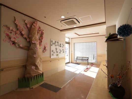 廊下に飾られた桜の装飾