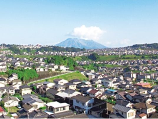 青空の下の景観と山