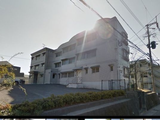 日差しが降り注ぐ建物