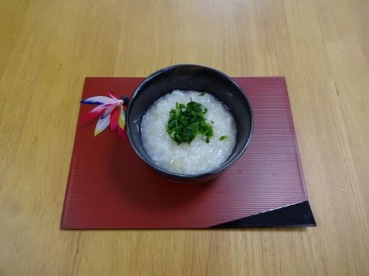 お粥の上にネギが載る