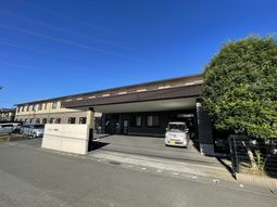 広々とした施設の外観