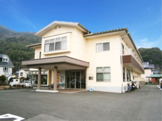 明るい外観の建物