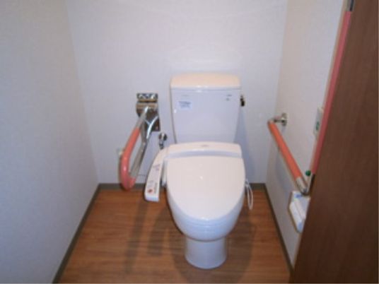 バリアフリー設計のトイレ