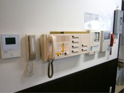 通信機器整備された壁面