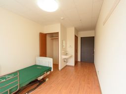居室のベッドと洗面台