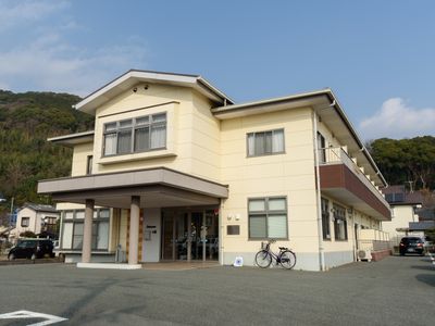 明るい外観の建物