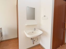 清潔な洗面台のある空間