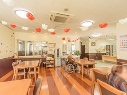 広々した食堂と利用者