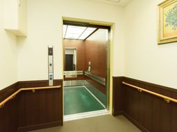 エレベーター前の廊下